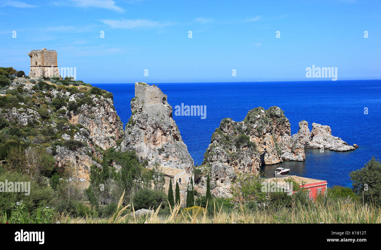 Sicilia, in provincia di Trapani, antica torre di avvistamento e rock presso la località balneare di Scopello sul mare Tirreno vicino alla città di Castellammare del Golf Foto Stock