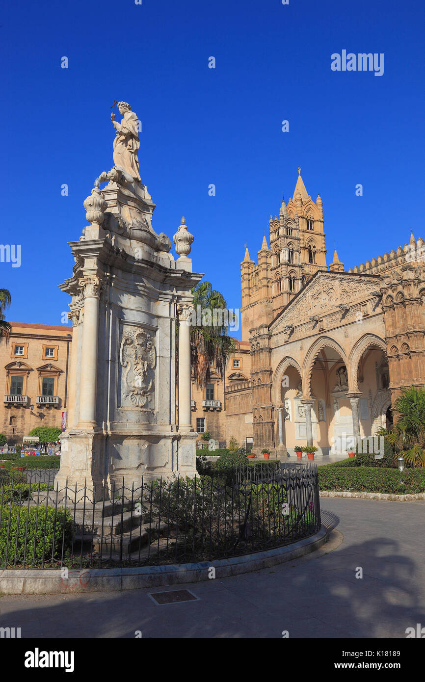 La Sicilia, la città di Palermo, torre ovest degli arcivescovi Palace e la Cattedrale della Santissima Assunta con il portico, il principale portale in lat Foto Stock