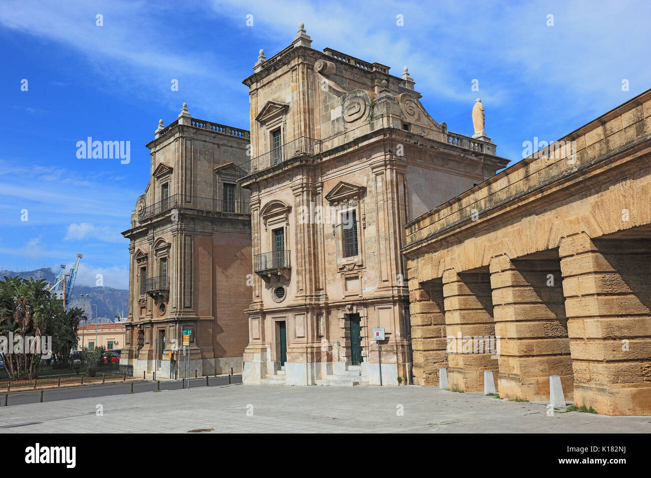 Sicilia, nel centro storico della città di Palermo, la storica Porta Felice vicino al porto Foto Stock