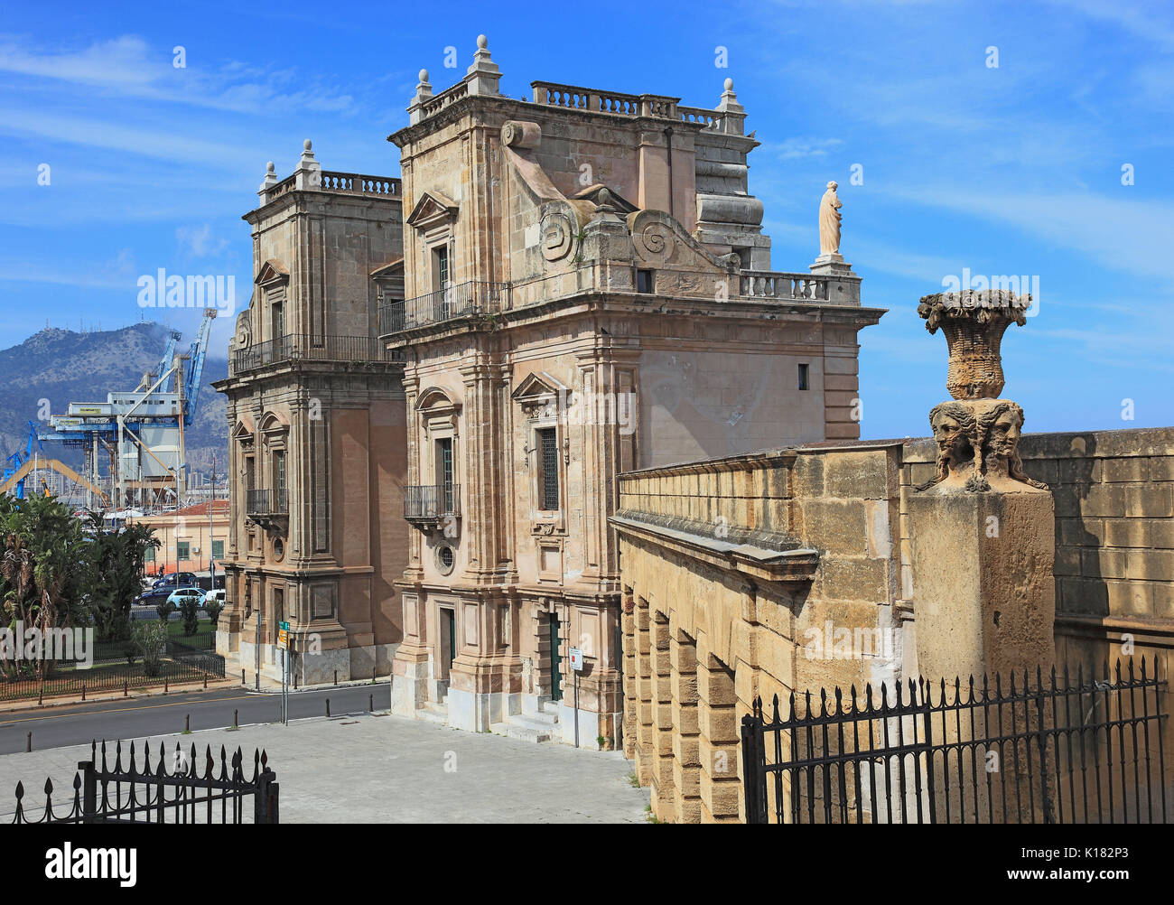 Sicilia, nel centro storico della città di Palermo, la storica Porta Felice vicino al porto Foto Stock