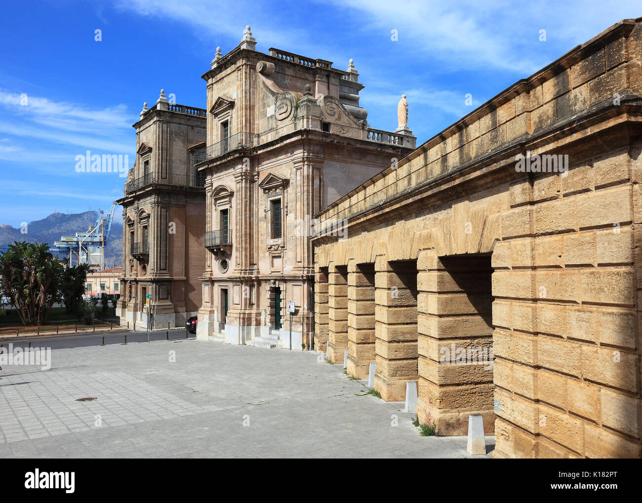 Sicilia, nel centro storico della città di Palermo, la storica Porta Felice Foto Stock
