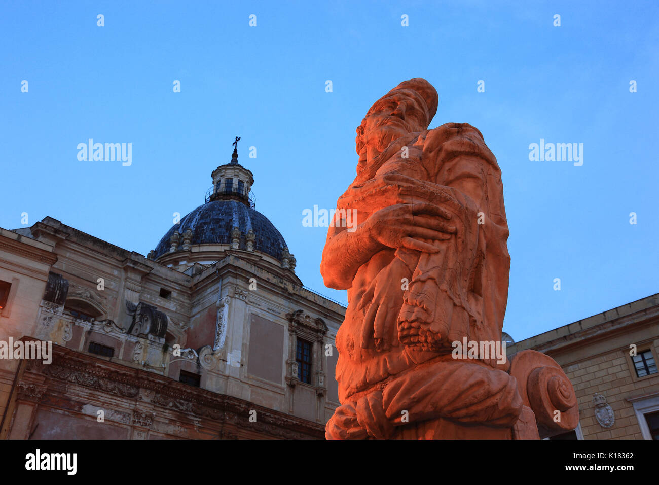 Sicilia, nel centro storico di Palermo, a Piazza Pretoria, fontana figura di Fontana Fontana Pretoria e la cupola della chiesa di Santa Caterina Foto Stock