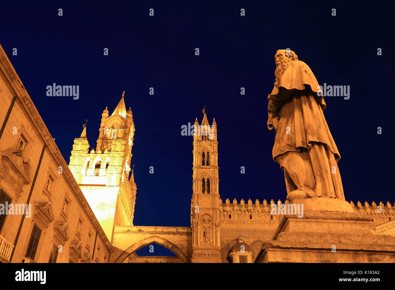 Sicilia, nel centro storico della città di Palermo, figura sacra di fronte ovest la Torre della cattedrale Maria Santissima Assunta, Unesco Foto Stock