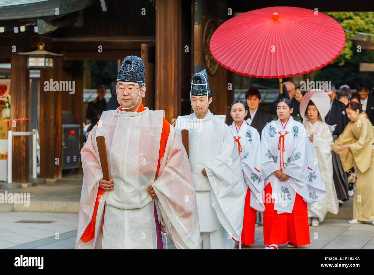 TOKYO, Giappone - 23 novembre: cerimonia di nozze a Tokyo in Giappone il 23 novembre 2013. Unidentified lo sposo e la sposa partecipare ad una tradizionale cerimonia di nozze Foto Stock