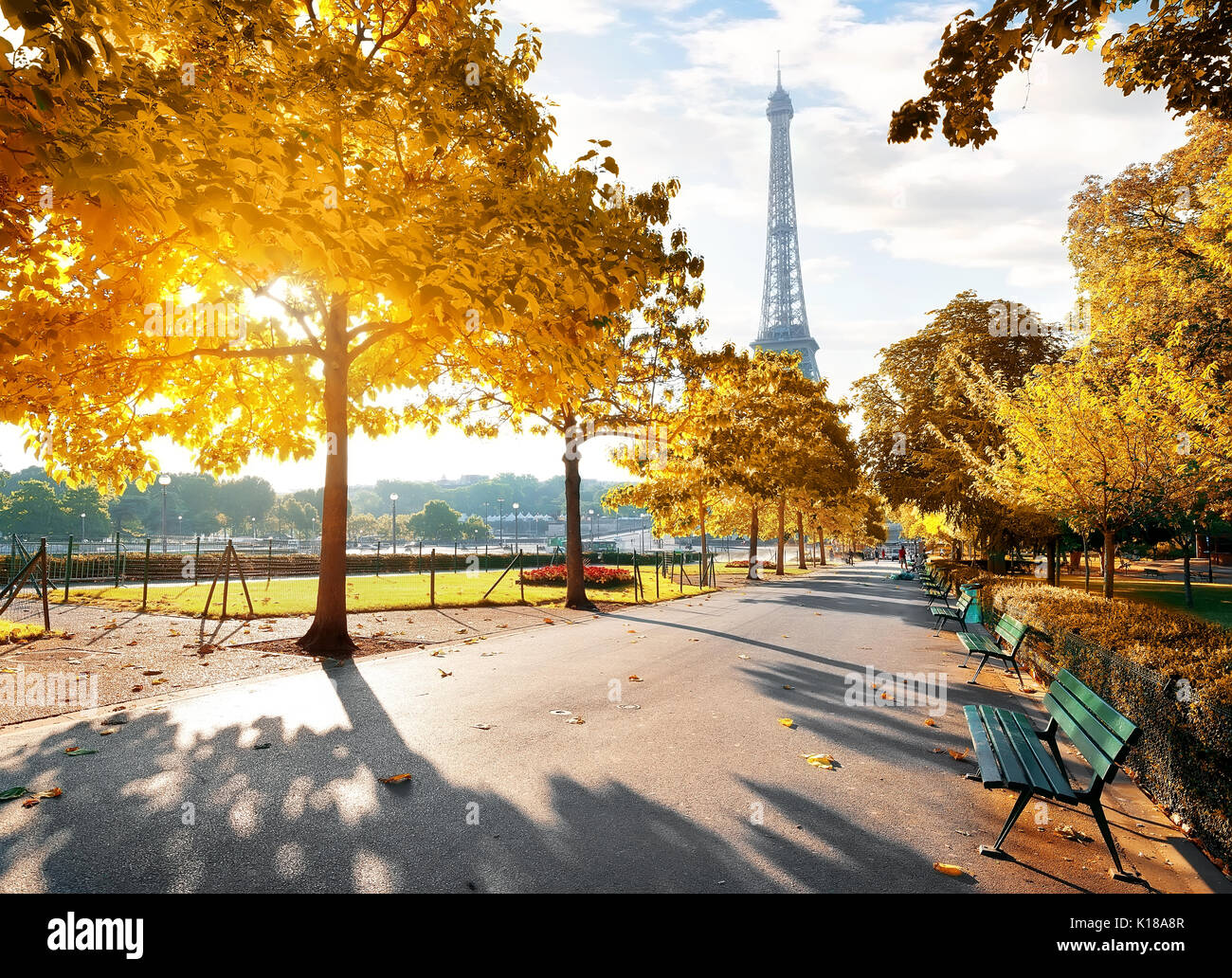 Mattina di sole e Torre Eiffel in autunno, Parigi, Francia Foto Stock