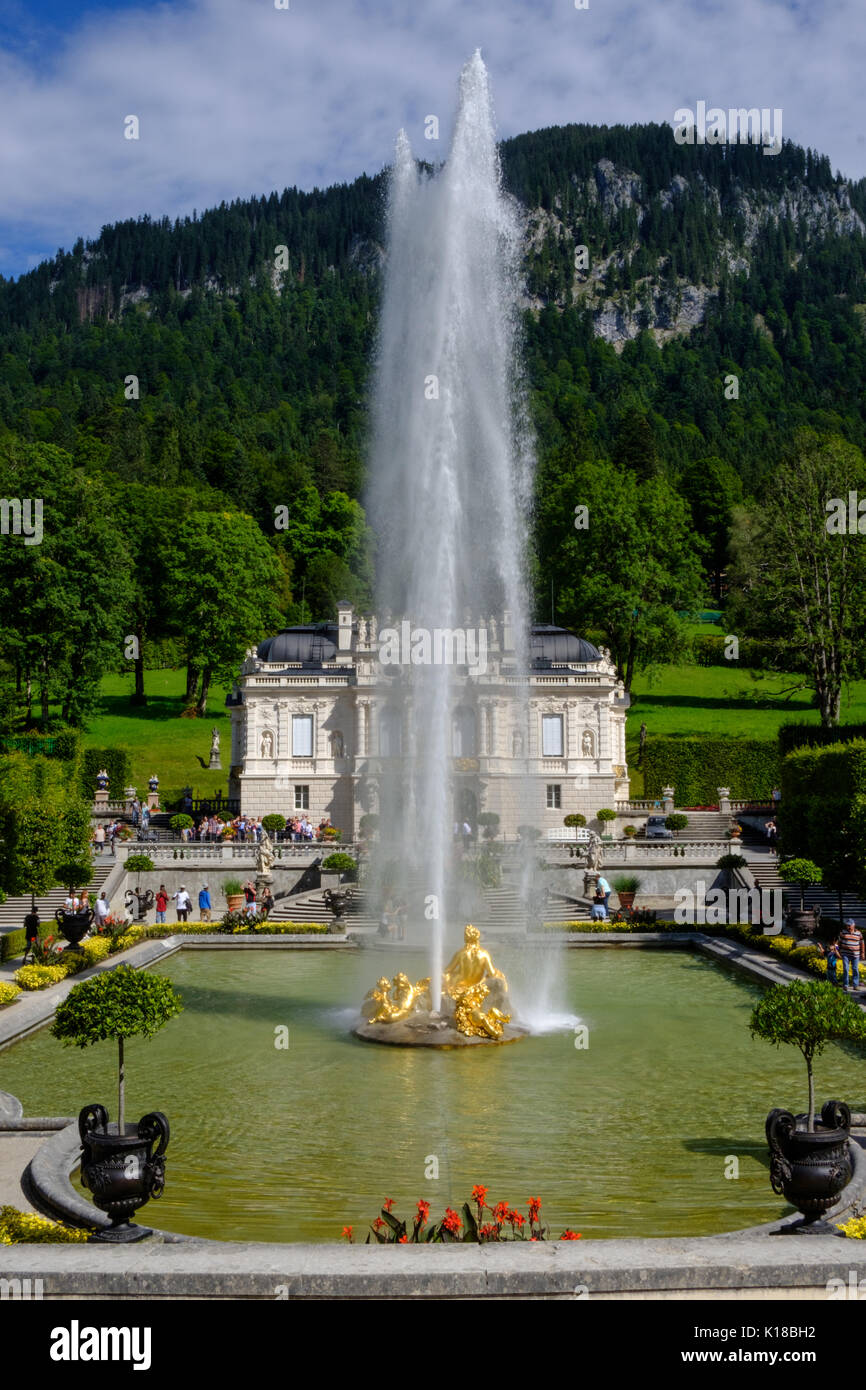 Vista sul Palazzo Linderhof, Baviera con fontana Foto Stock