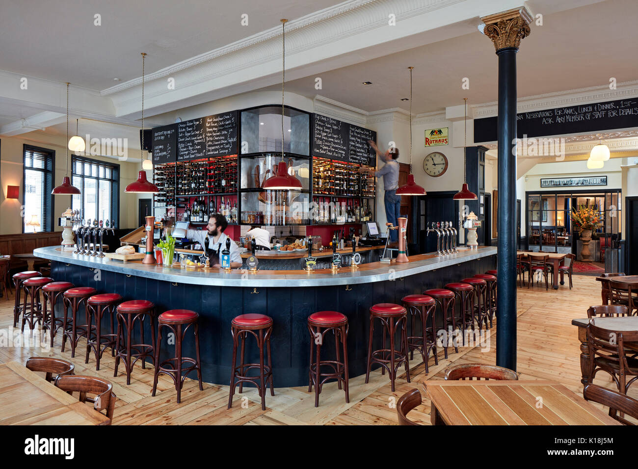 Interno del pub gastronomico londinese Foto Stock