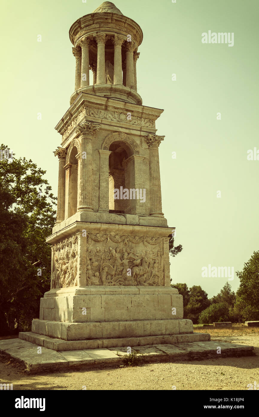 Il mausoleo del Julii a Glanum vicino a Saint Remy de Provence (Francia). Modificato come un'annata foto con bordi scuri. Foto Stock