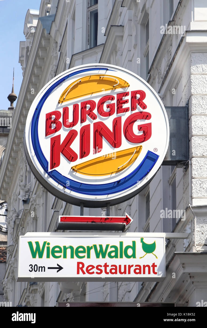 VIENNA, Austria - 12 luglio; Burger King Street segno sulla parete di facciata che mostra un ristorante fast food è vicino a Vienna, Austria - 12 Luglio 2015: Burger Foto Stock