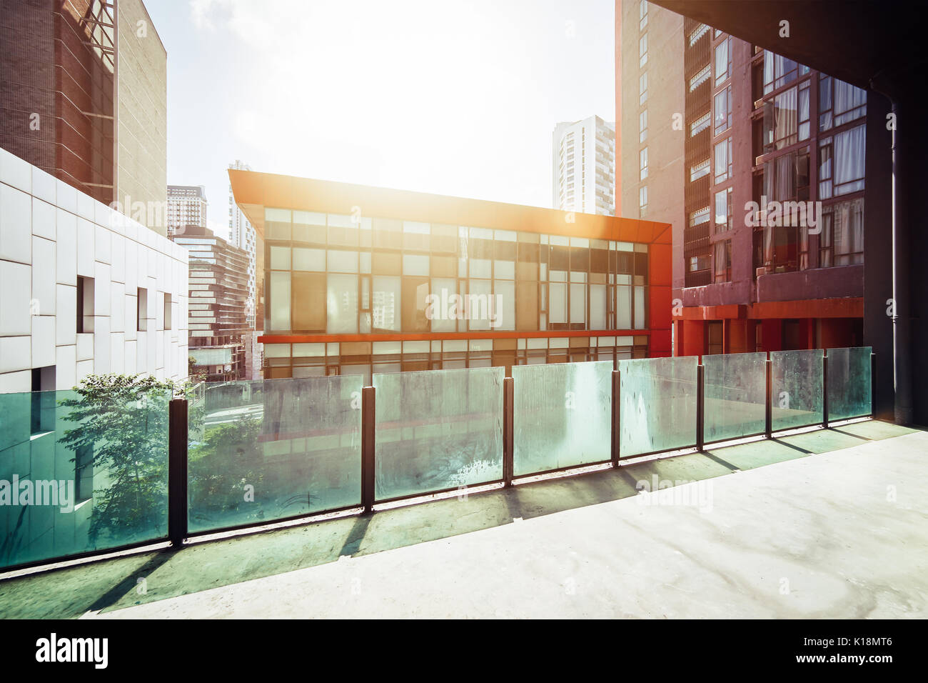 Svuotare il balcone con edificio moderno . Foto Stock
