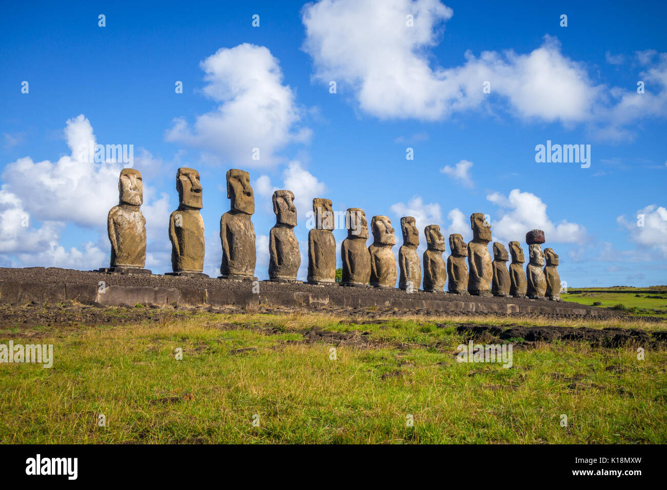 Moais statue, ahu Tongariki, isola di pasqua, Cile Foto Stock