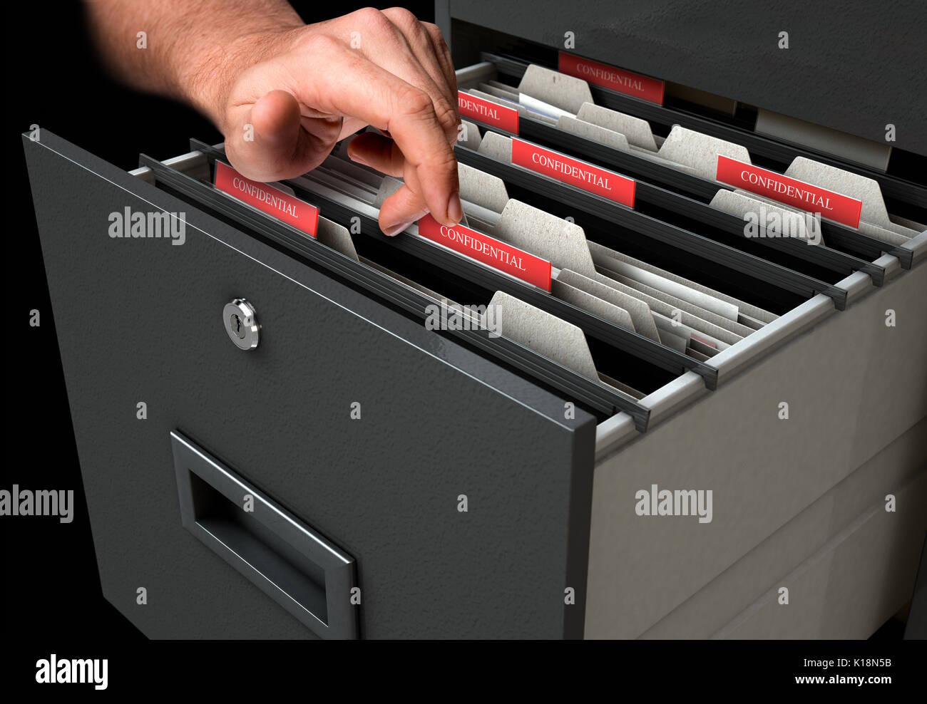 Un maschio di mano attraverso la ricerca di informazioni riservate dei documenti correlati in un armadio archivio cassetto Foto Stock