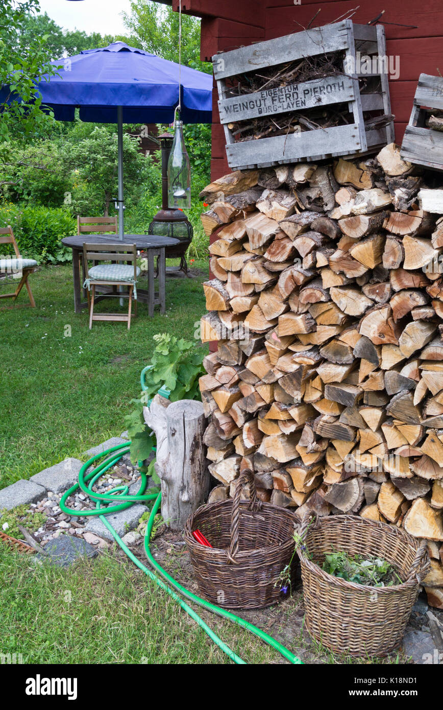 Pila di legno in un giardino naturale Foto Stock