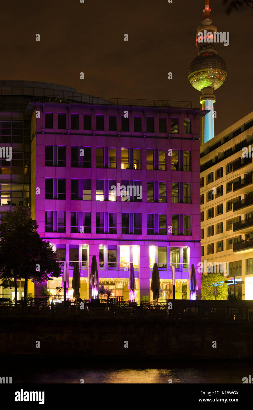 Proiezione di luce sulla torre della televisione, Alexanderplatz di Berlino, Germania Foto Stock