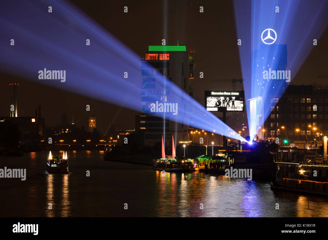 Proiezione di luce al fiume Sprea, Berlino, Germania Foto Stock