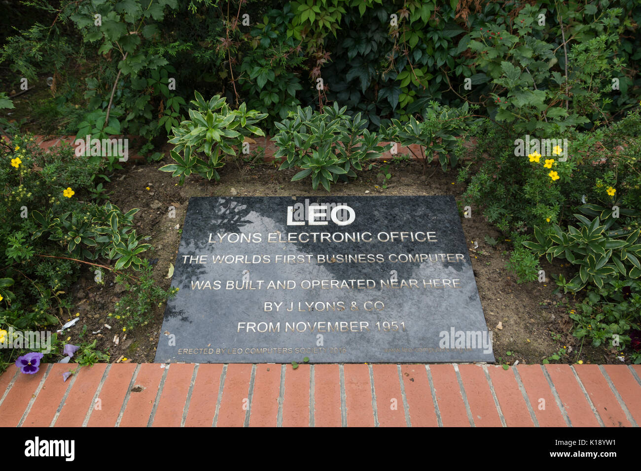 Lapide che ricorda il Lione ufficio elettronico (LEO), il primo al mondo Business Computer gestiti da J Lyons & Co dalla sede centrale di Londra Foto Stock