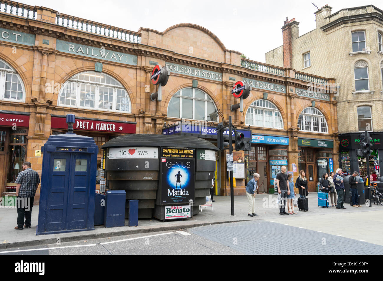 Esterno per la stazione di Earl's Court di Londra SW5, Regno Unito Foto Stock