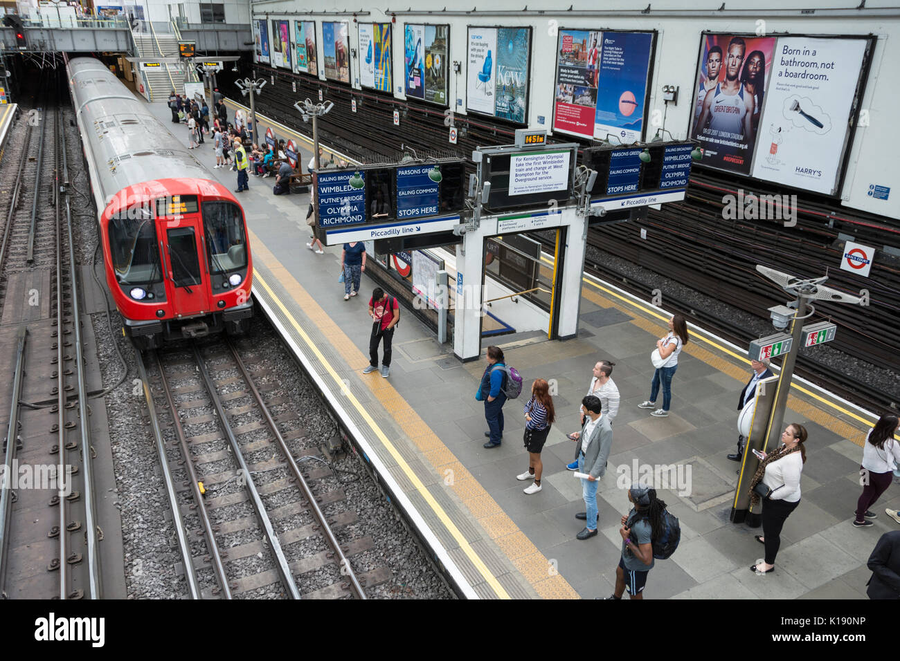 La stazione della metropolitana di Earl's Court, Westbound piattaforme, London, Regno Unito Foto Stock