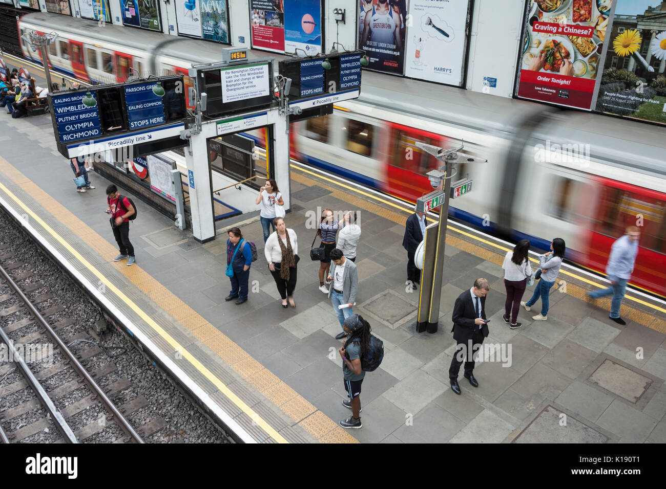 La stazione della metropolitana di Earl's Court, Westbound piattaforme, London, Regno Unito Foto Stock