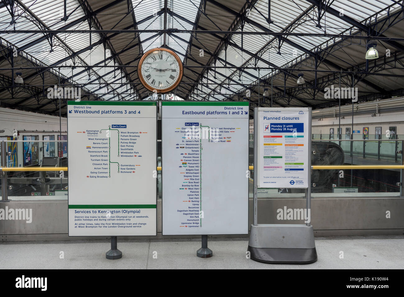 La stazione della metropolitana di Earl's Court, Westbound piattaforme, London, Regno Unito Foto Stock