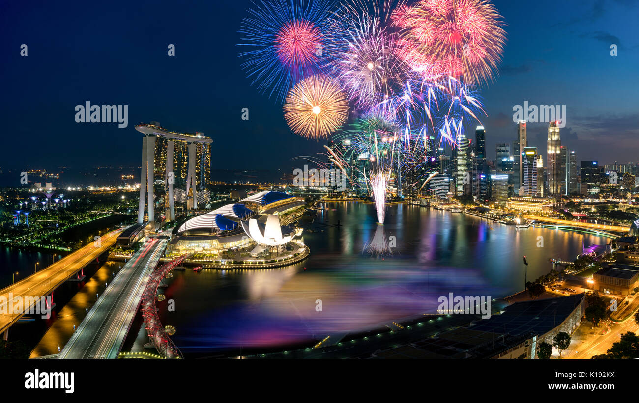 Vista aerea di fuochi d'artificio celebrazione su Marina Bay a Singapore. Il giorno di anno nuovo 2018 o la celebrazione della festa nazionale a Singapore. Asia Foto Stock
