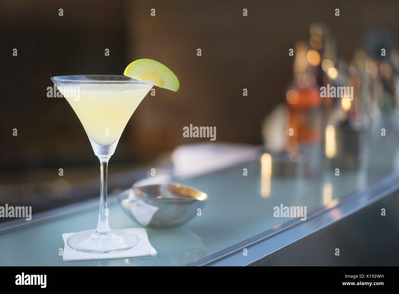 Cocktail alcoolico apple martini colpo al bar con bancone bar in background. Foto Stock