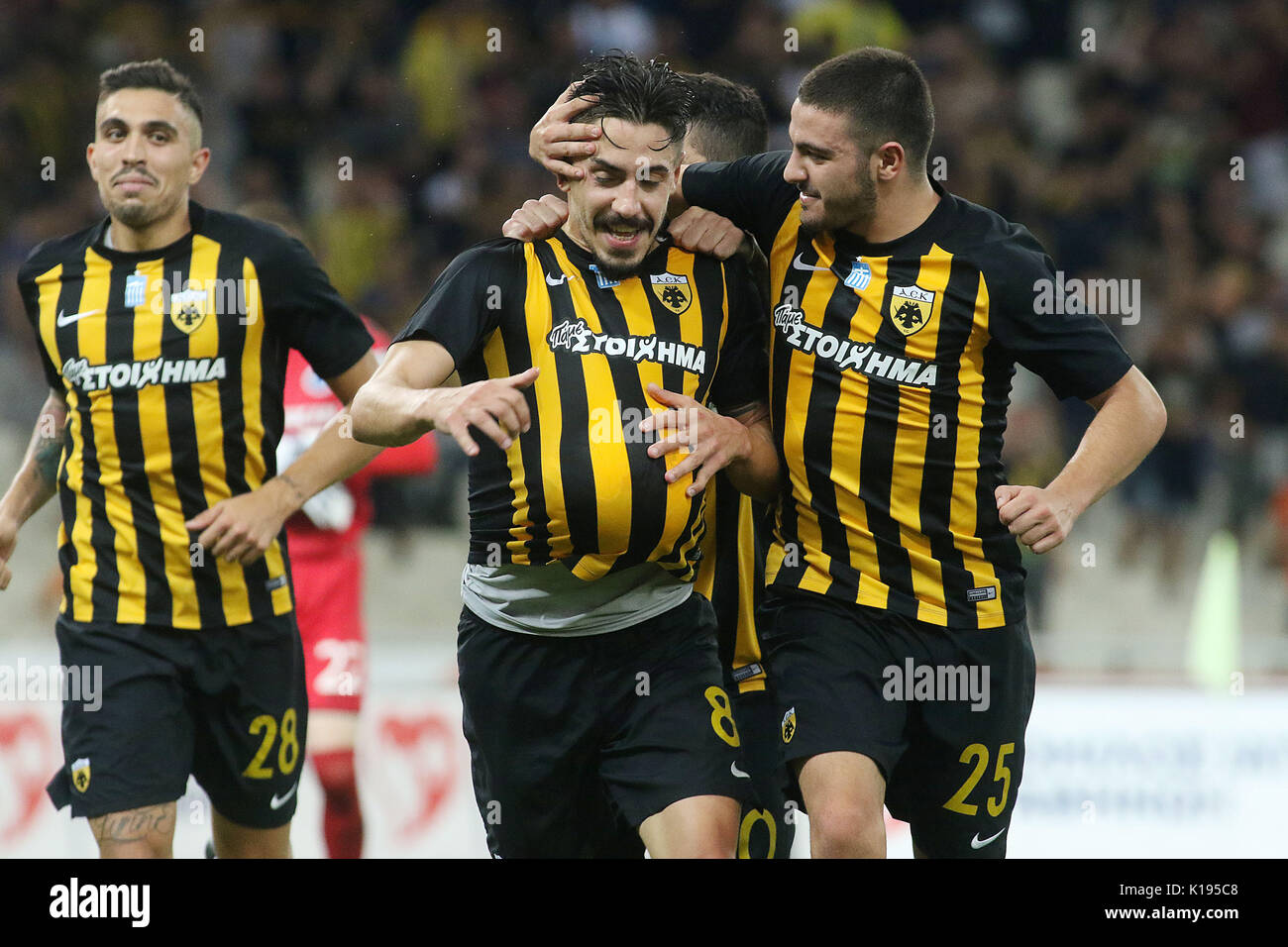 Atene, Grecia. 24 Ago, 2017. Andre Simoes celebra dopo un goal durante la UEFA Europa League play-off seconda gamba partita di calcio tra Club Brugge e AEK Atene presso lo Stadio Olimpico. Punteggio finale AEK Atene ha vinto 3-0. Credito: SOPA Immagini limitata/Alamy Live News Foto Stock