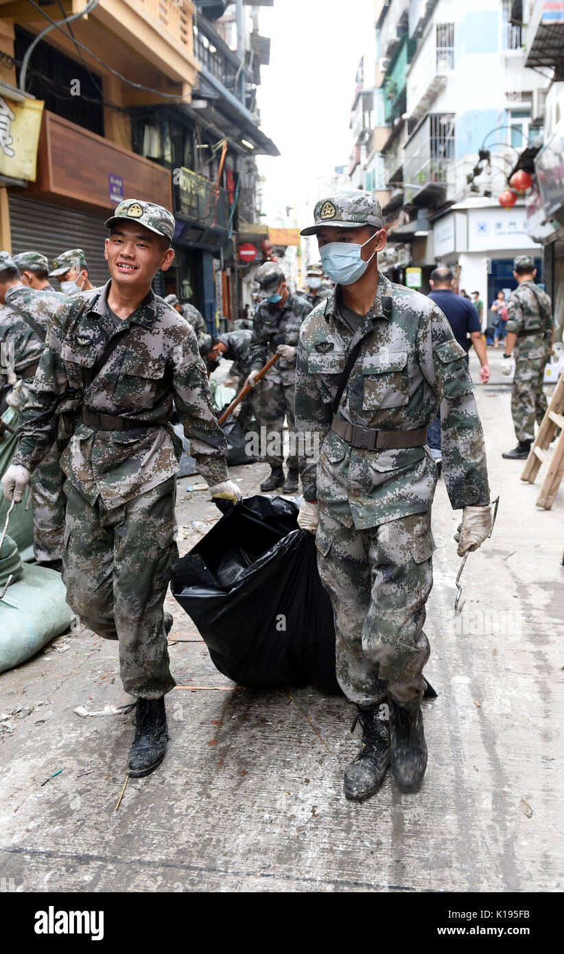 Macao, Cina. Il 25 agosto, 2017. Ufficiali e soldati di aiuto con il lavoro di soccorso del disastro provocato dal tifone Hato nella regione amministrativa speciale di Macao (SAR), Cina del sud, e il agosto 25, 2017. Circa 1.000 truppe dall Esercito di Liberazione del Popolo (PLA) guarnigione a Macao sono stati mobilitati il venerdì per sostenere sforzi di soccorso del disastro provocato dal tifone Hato nella RAS di Macao. Le truppe sono stati chiamati a circa 9:45 ora locale per aiutare con il lavoro di soccorso. Credito: Xinhua/Alamy Live News Foto Stock