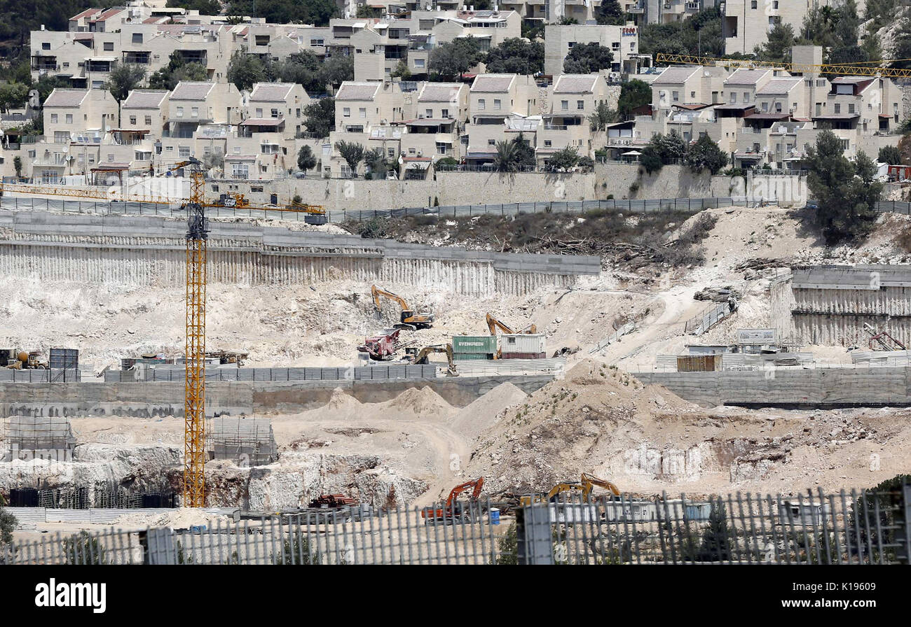 Betlemme, West Bank, Territorio palestinese. 25 Ago, 2017. Lavoratori edili di costruire nuove case in un insediamento israeliano in Cisgiordania villaggio di Walajeh, vicino a Betlemme, il 25 agosto 2017 Credit: Wisam Hashlamoun APA/images/ZUMA filo/Alamy Live News Foto Stock