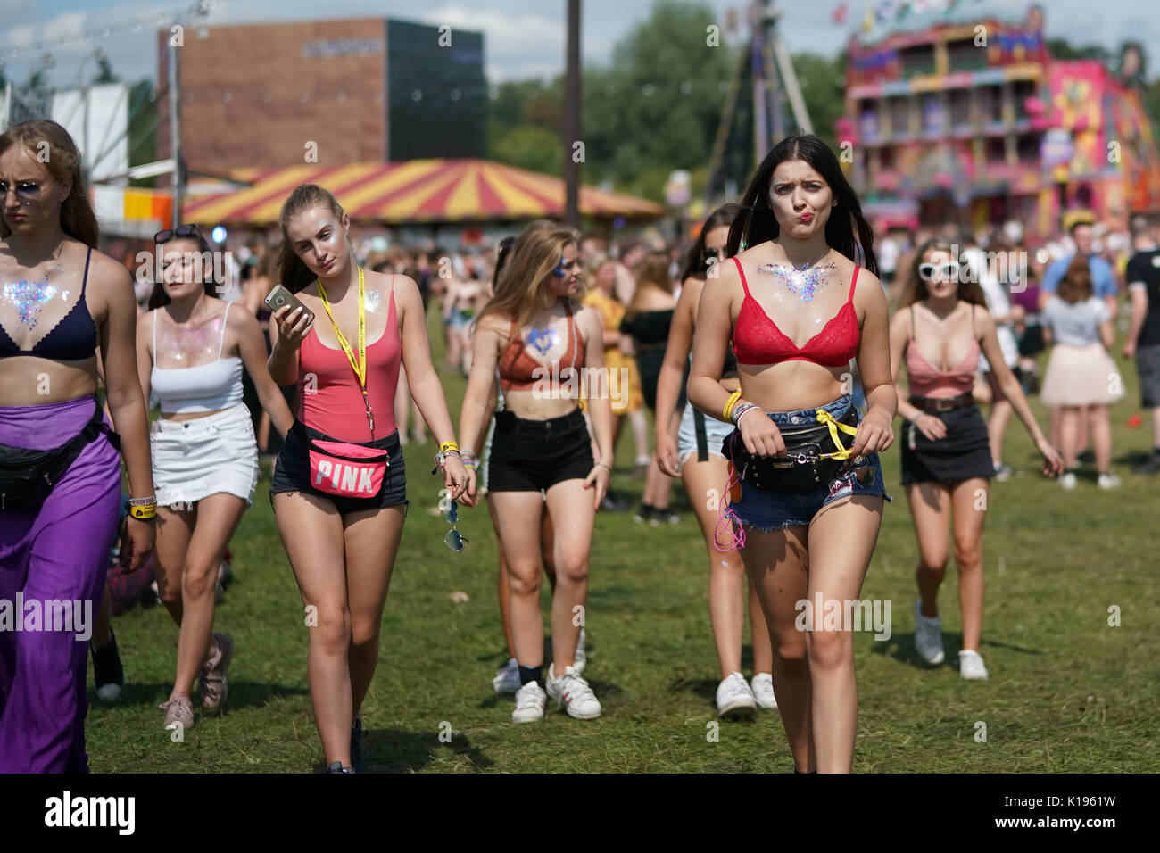 Reading, Regno Unito. 25 Ago, 2017. I frequentatori del Festival godendo di un clima caldo e al 2017 Festival della lettura. Foto Data: Venerdì 25 Agosto, 2017. Foto di credito dovrebbe leggere: Roger Garfield/Alamy Live News Foto Stock