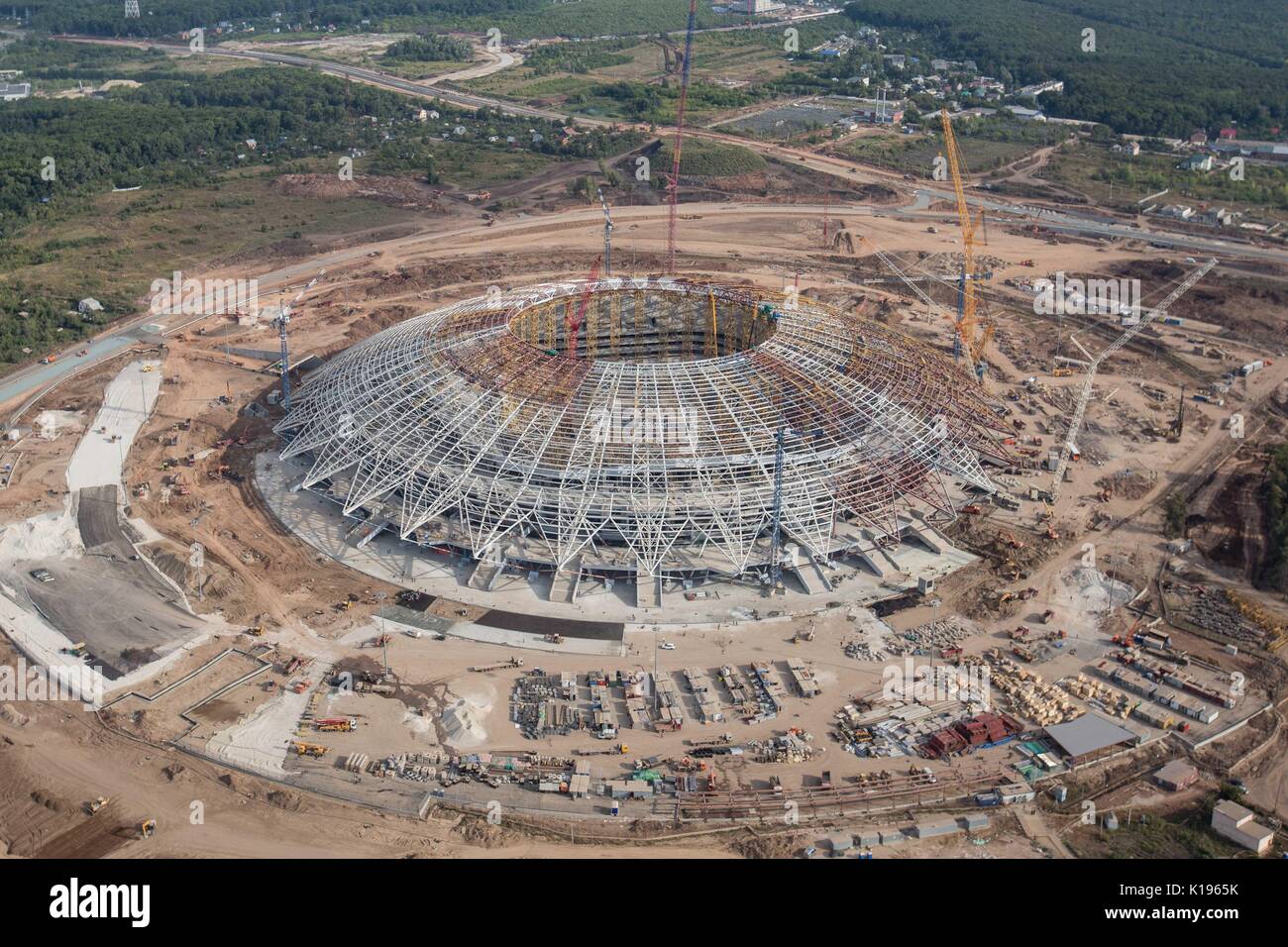 (170825) -- SAMARA, Agosto 25, 2017 (Xinhua) -- foto scattata sul 24 agosto 2017 mostra la Samara Arena, che ospiterà 4 stadi di gruppo di partite e 1 round di 16 durante il 2018 FIFA World Cup, a Samara, Russia. La Arena ha una capacità di 44395 persone. Secondo i funzionari, l'arena sarà completa al 31 dicembre del 2017. (Xinhua/Wu Zhuang) Foto Stock