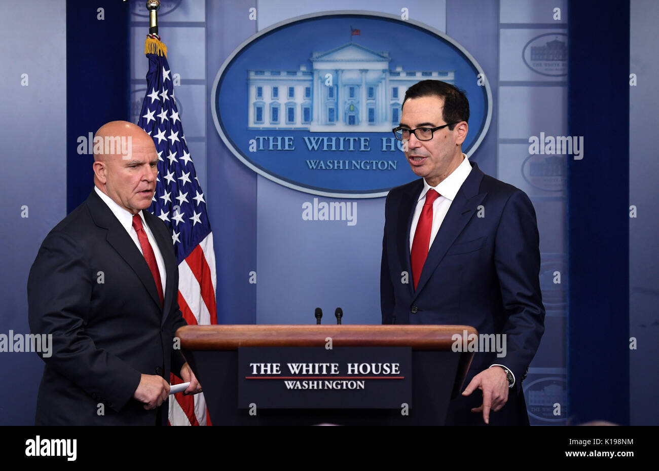 (170825) -- WASHINGTON, Agosto 25, 2017 (Xinhua) -- STATI UNITI Il segretario al Tesoro Steven Mnuchin (R) e il Consigliere per la sicurezza nazionale H.R. McMaster partecipare ad una conferenza stampa presso la Casa Bianca a Washington D.C., gli Stati Uniti, il 25 agosto, 2017. Il consigliere per la sicurezza nazionale H.R. Detto McMaster ad una casa bianca conferenza stampa che gli Stati Uniti non avevano i piani per un azione militare in Venezuela, ma che il Presidente Trump destinato a prendere vantaggio di una vasta gamma di 'opzioni integrate' in futuro. La McMaster commento è venuto dopo l' annuncio di un nuovo round di Stati Uniti sanzioni economiche sul Foto Stock