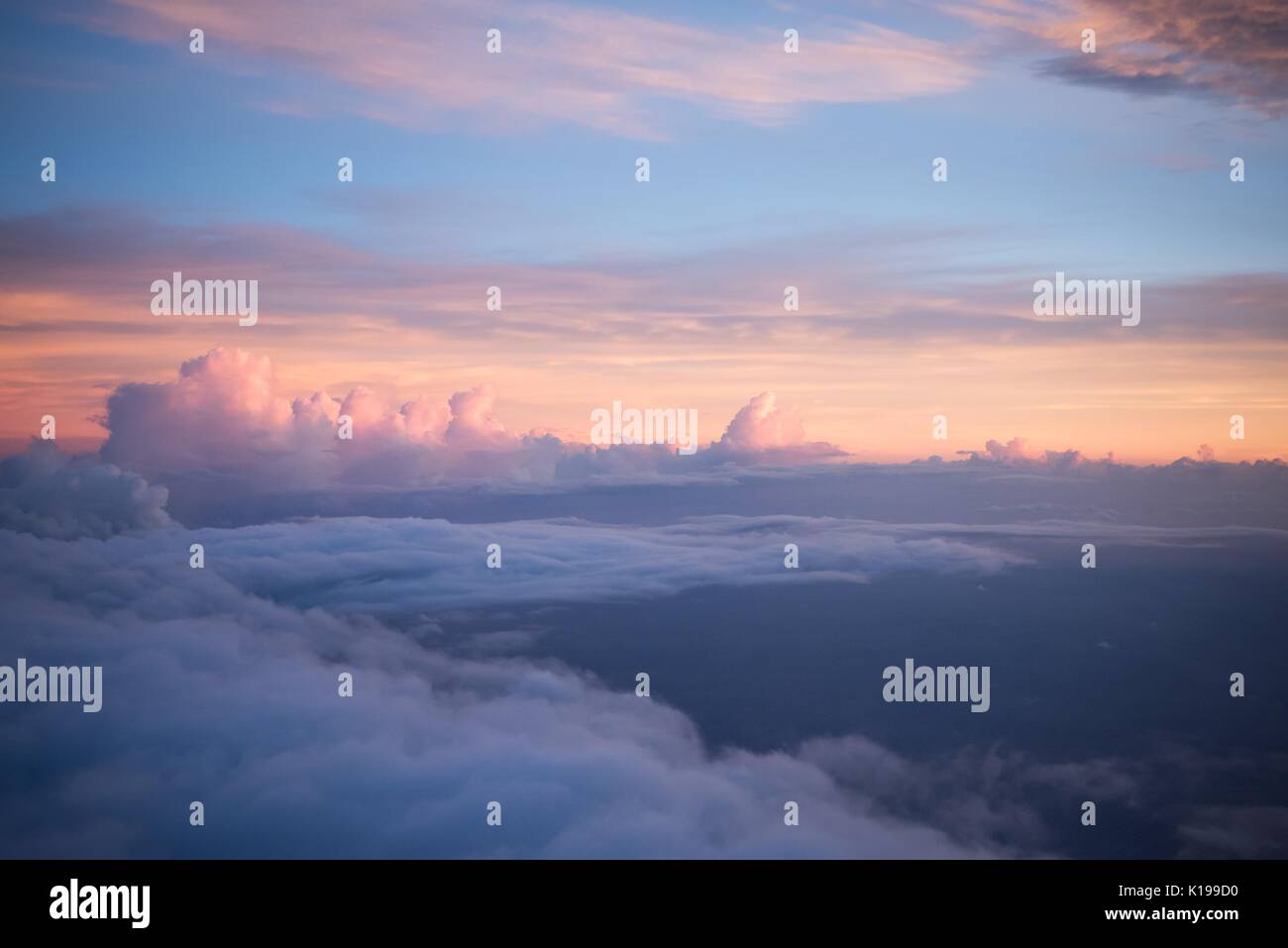 Tramonto evidenzia nuvole temporalesche dall uragano Harvey osservata durante un volo in tempesta DA PARTE DEL GOVERNO DEGLI STATI UNITI Air Force 53rd Meteo squadrone di ricognizione uragano cacciatori Agosto 24, 2017 sul Golfo del Messico. Uragano Harvey è ora una categoria 4 storm aspetta di colpire il Texas coast causando gravi danni e inondazioni. Foto Stock