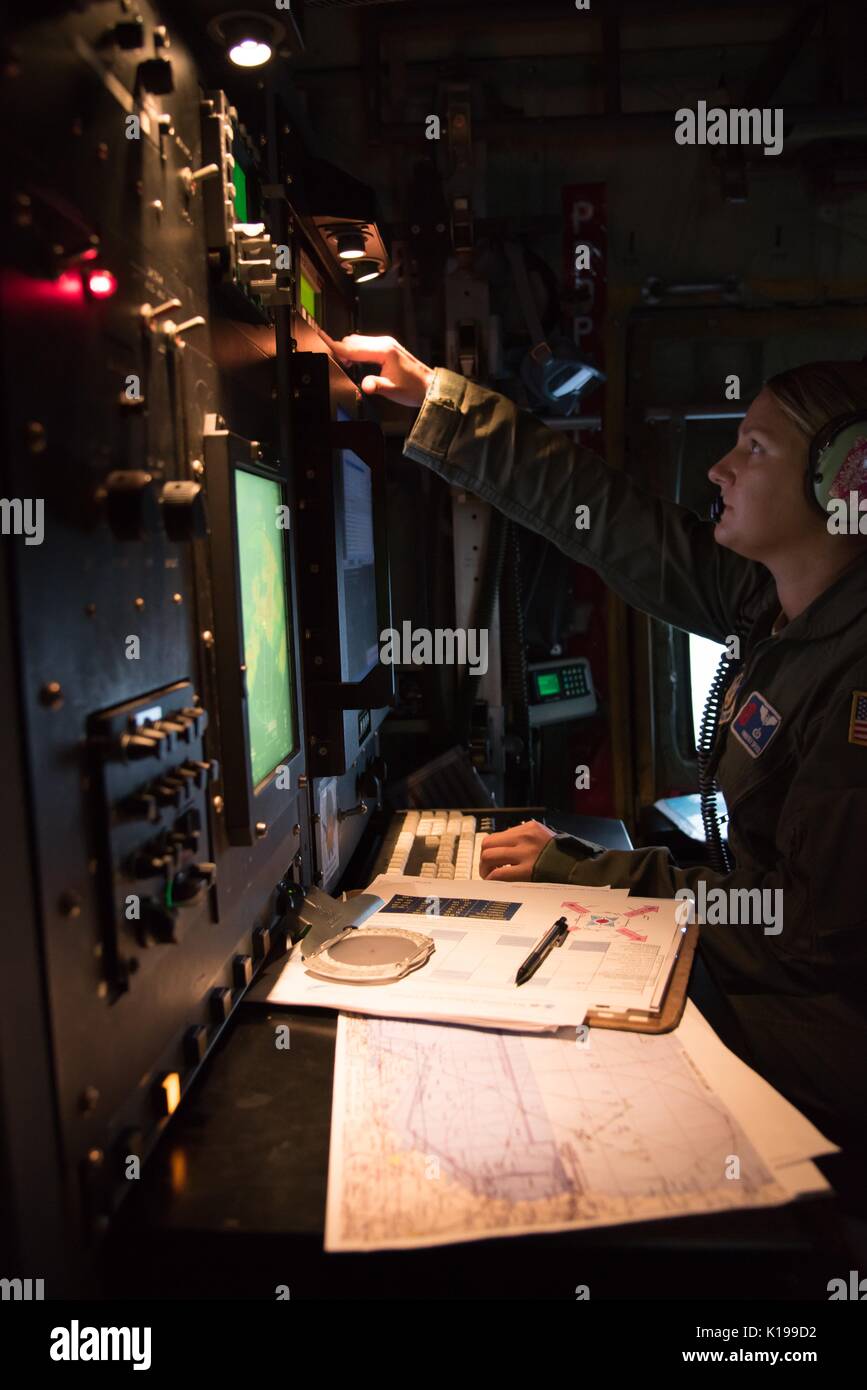 Stati Uniti Air Force Il Mag. Kimberly Spusta, 53rd Meteo squadrone di ricognizione ricognizione aerea meteo officer raccoglie i dati come il velivolo vola in uragano Harvey Agosto 24, 2017 sul Golfo del Messico. Uragano Harvey è ora una categoria 4 storm aspetta di colpire il Texas coast causando gravi danni e inondazioni. Foto Stock