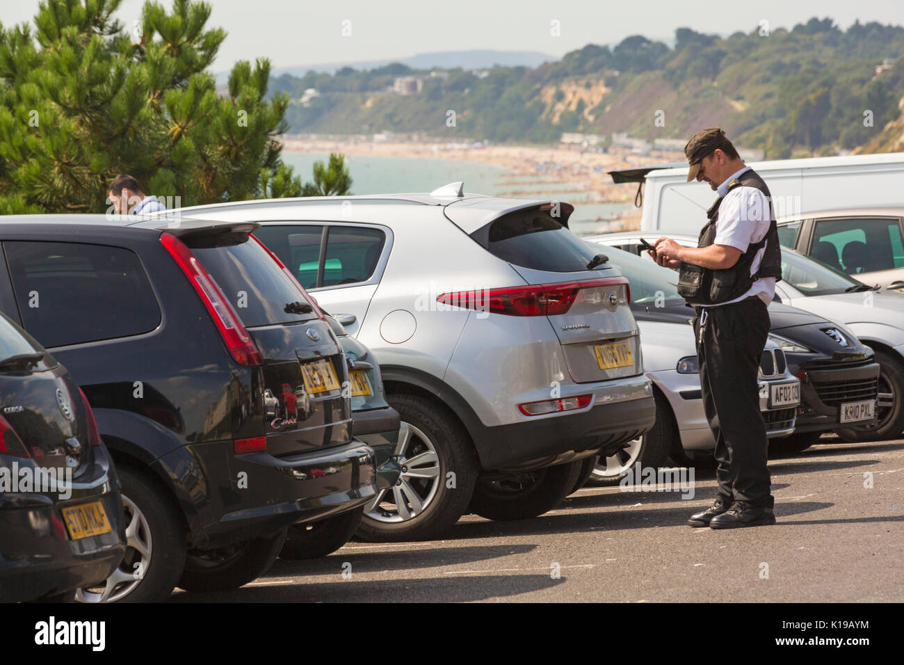 Bournemouth Dorset, Regno Unito. 26 Ago, 2017. Regno Unito: meteo bella calda giornata di sole a Bournemouth Beach, quando le temperature aumentano e i visitatori in testa al mare per rendere la maggior parte della luce solare per il lungo weekend festivo. Le spiagge sono sempre molto affollato. Alcuni non saranno felici del loro ritorno in auto e trovare i biglietti per il parcheggio su di loro! Credito: Carolyn Jenkins/Alamy Live News Foto Stock