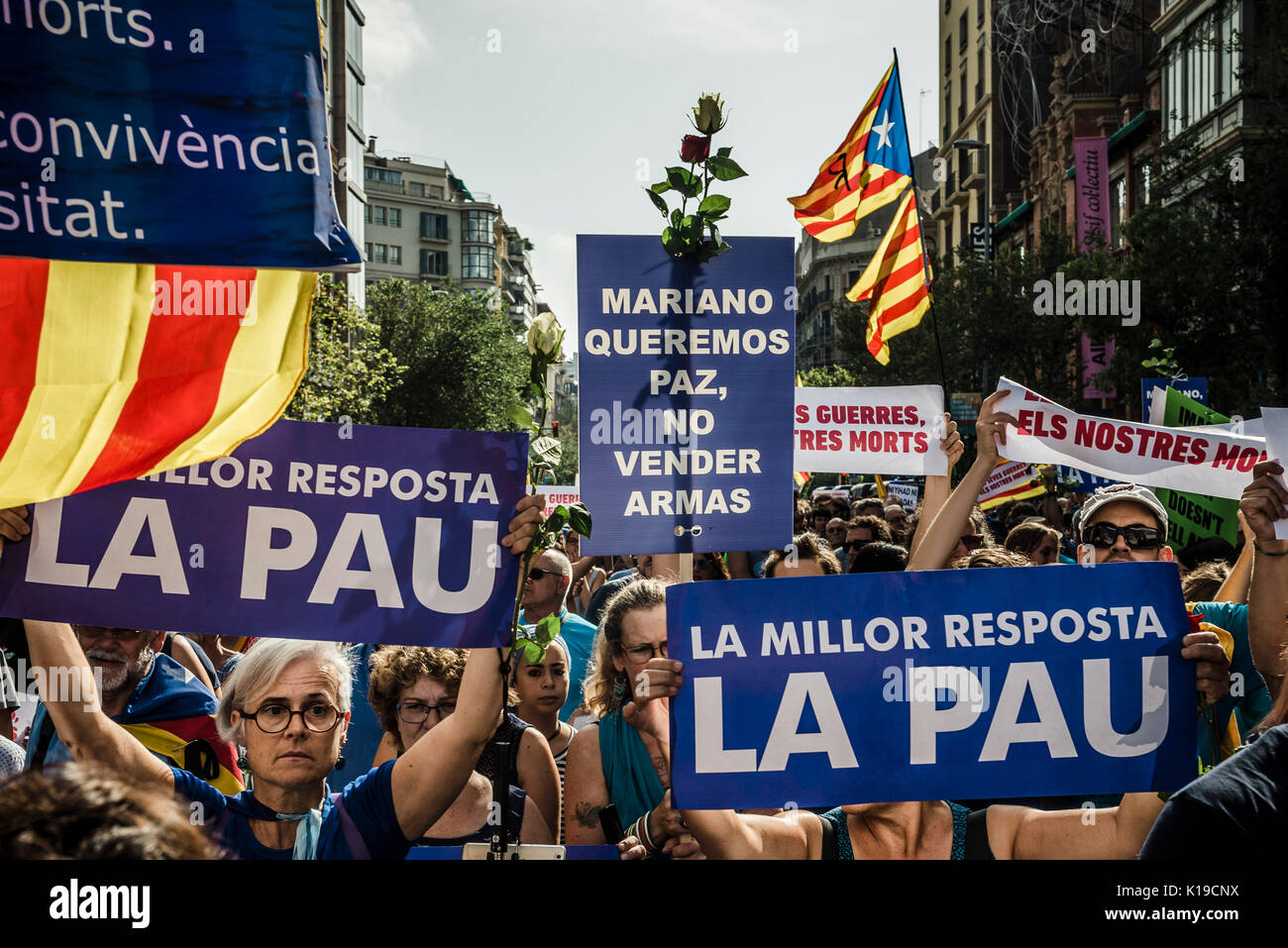 Barcellona, Spagna. 26 Agosto, 2017. I dimostranti holding placards partecipare in alternativa manifestazione organizzata dalla sinistra party 'CUP' in omaggio alle vittime del terrorismo jihadista attacchi in Barcellona e Cambrils Credito: Matthias Oesterle/Alamy Live News Foto Stock