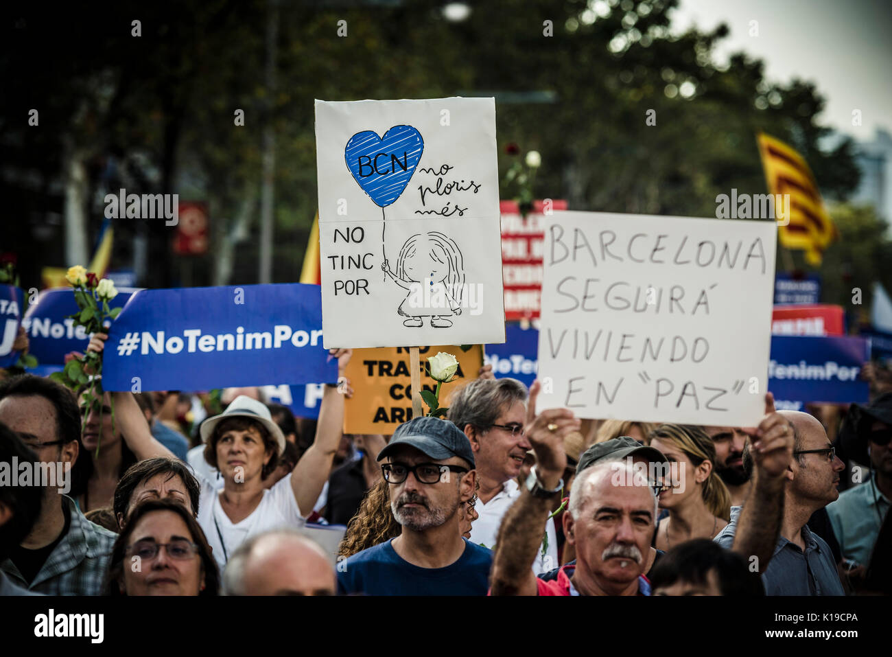 Barcellona, Spagna. 26 Agosto, 2017. I manifestanti wave striscioni e cartelli a sostegno delle vittime della scorsa settimana gli attacchi terroristici a Barcellona e a Cambrils durante una dimostrazione storica a Passeig de Gracia Credit: Matthias Oesterle/Alamy Live News Foto Stock