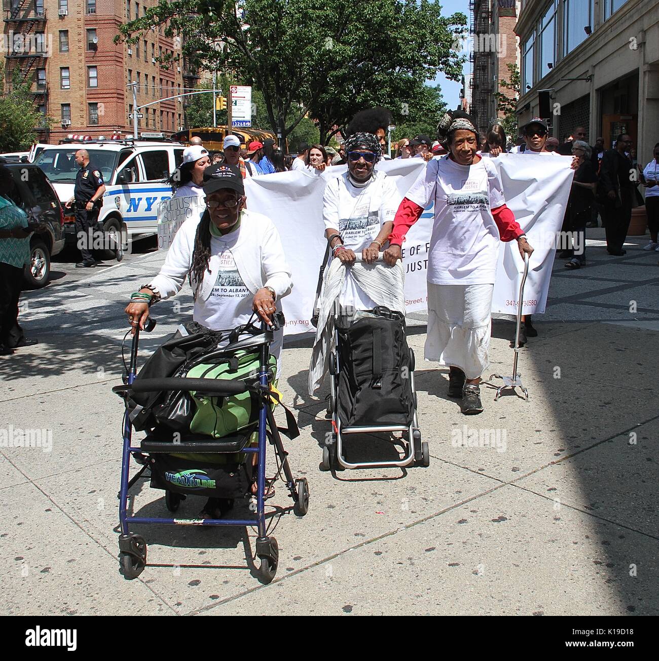 NEW YORK, NY - 26 agosto: Anziani manifestanti portando il modo attraverso Harlem nel mese di marzo per la giustizia, organizzato dall'Alleanza delle famiglie per la giustizia, nella quale i partecipanti marzo da Harlem ad Albany per la riforma carceraria nello Stato di New York nel New York New York il 26 agosto 2017. Photo credit: Rainmaker foto/MediaPunch Foto Stock