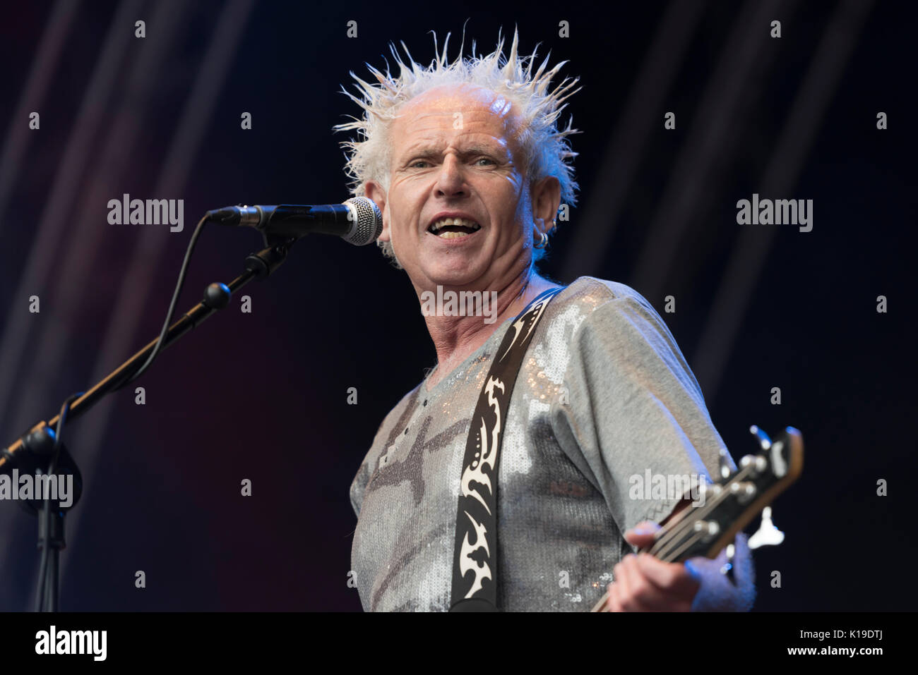 Belfast, Irlanda del Nord. 27/08/2017 - Greg Cowan da Belfast punk rock band "emarginati" suona presso il Custom House Square Music Festival. Foto Stock