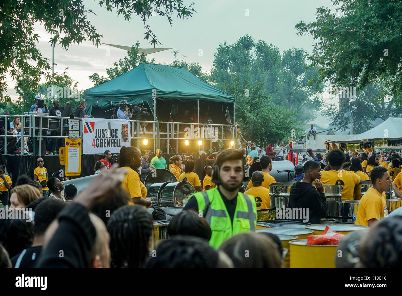 Londra, Inghilterra, Regno Unito. Il 27 agosto 2017. Centinaia frequentare carnevale di Notting Hill 2017 Panorama prende il via il sabato 27 agosto 2017 la sera con un nastro di acciaio concorso musicale e più a tema caraibico in outdoor di intrattenimento per tutta la famiglia Panorama e pagare il rispetto della giustizia per Grenfell a Emslie Horniman Pleasance Park, Bosworth Road. Credito: Vedere Li/Alamy Live News Foto Stock