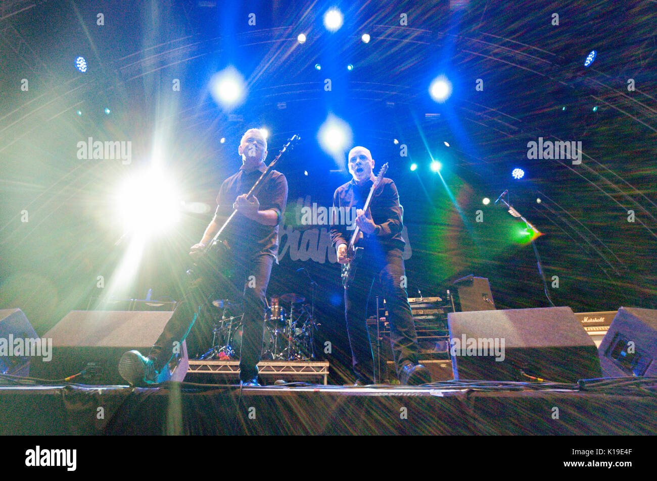 Belfast, Irlanda del Nord. 26/08/2017 - punk band " The Stranglers' giocare Custom House Square Foto Stock