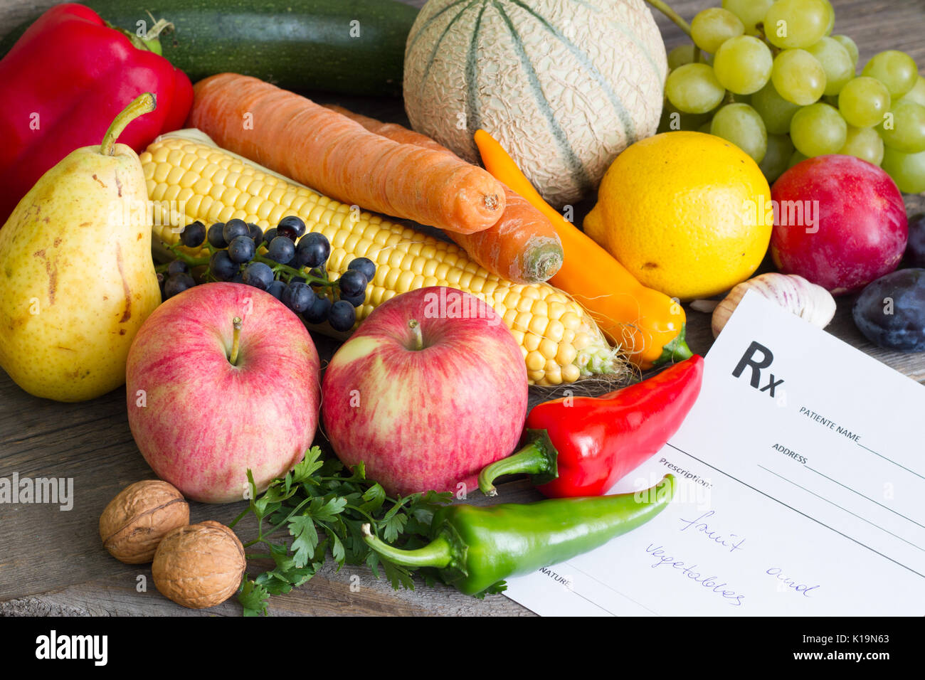 Uno stile di vita sano concetto con le prescrizione di frutta e verdura Foto Stock