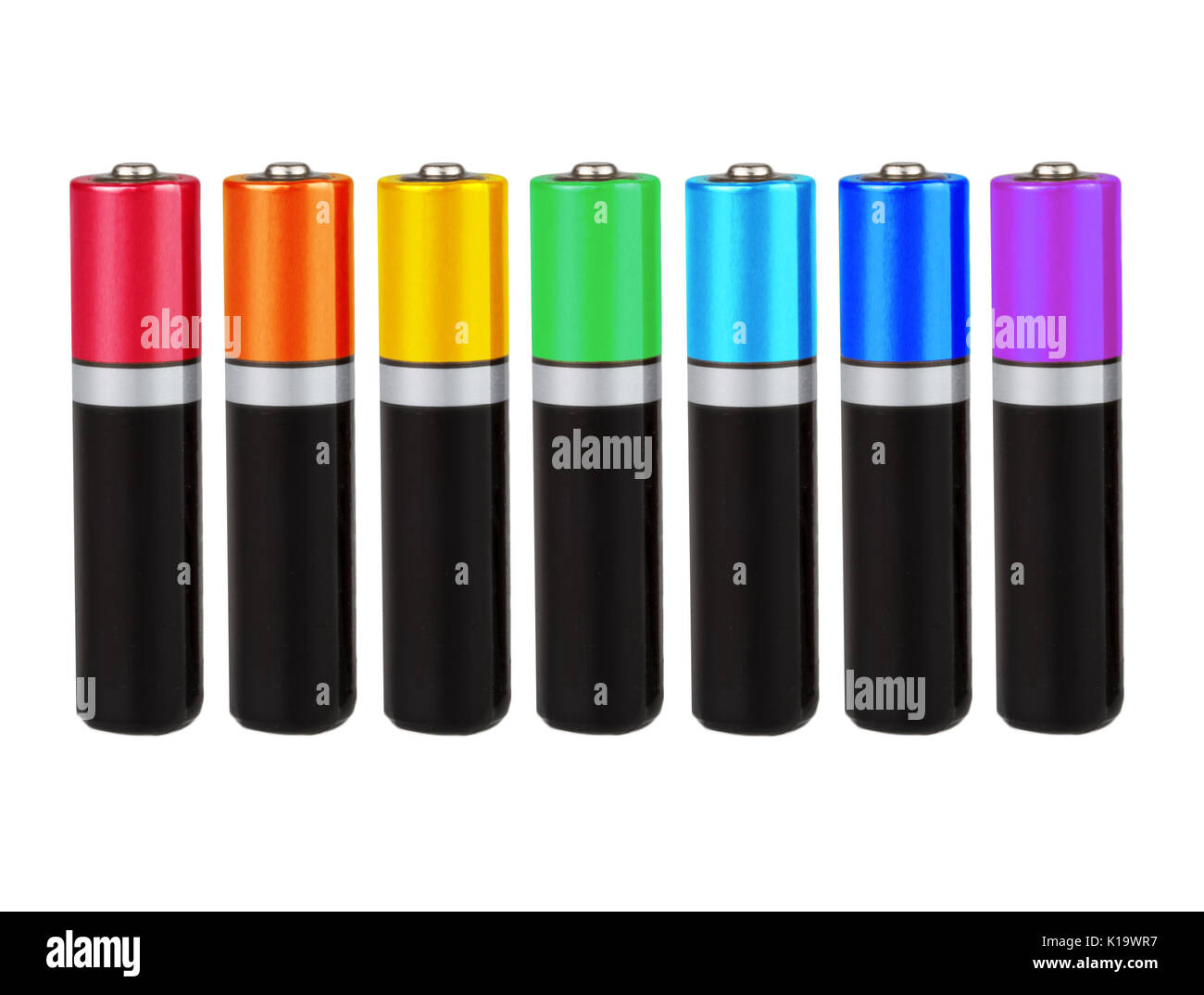 7 batterie di tipo AAA in una fila, sette colori dell'arcobaleno (spettro), su uno sfondo bianco, isolato Foto Stock