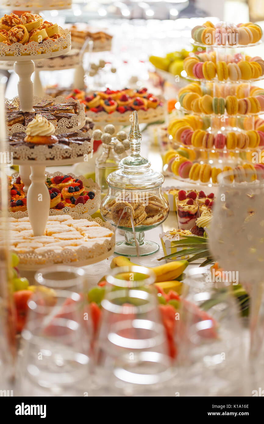 Wedding candy bar tavola. Torte e altri dolci dolci di festa Foto Stock