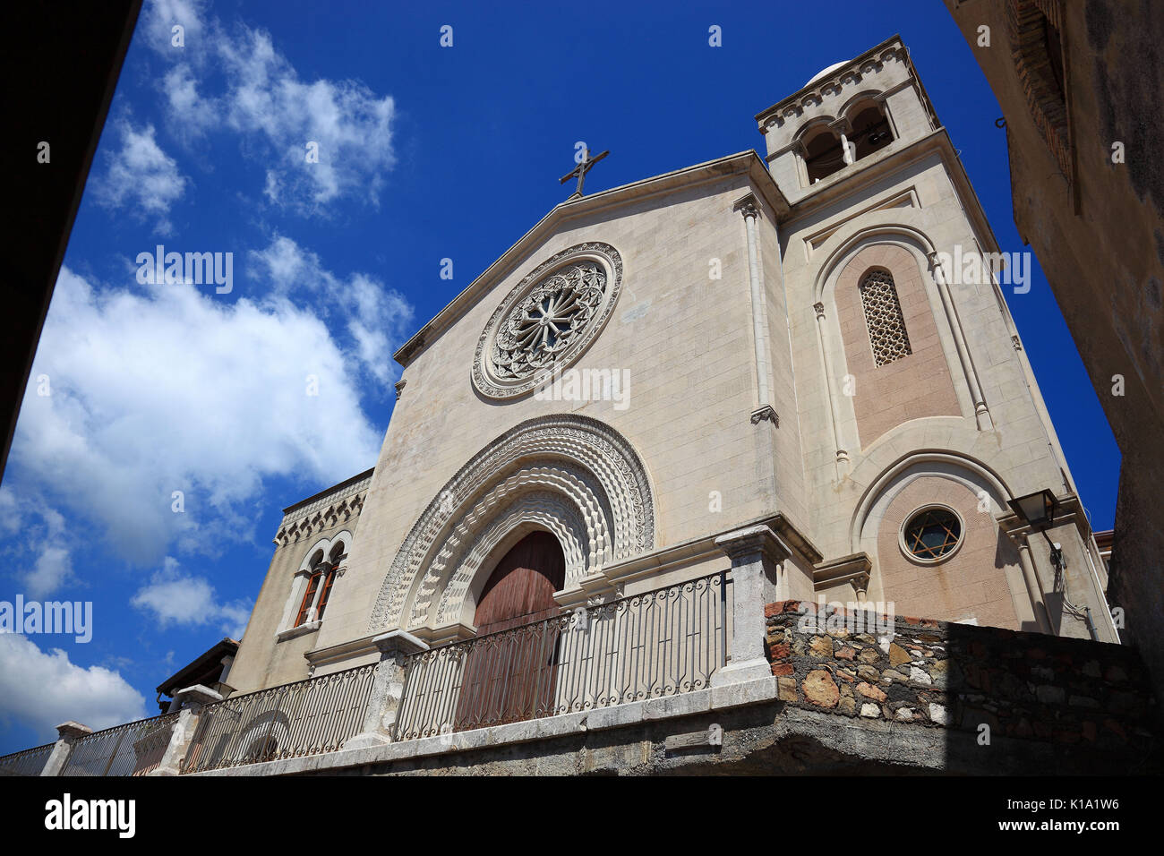 Sicilia, la città di Castelmola, vicino Taormina, la facciata della chiesa di San Nicolò di Bari - Duomo Foto Stock