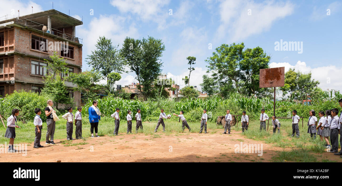 La scuola dei bambini nella cittadina rurale del Nepal Dhulikhel giochi durante una pausa dalla classe Foto Stock