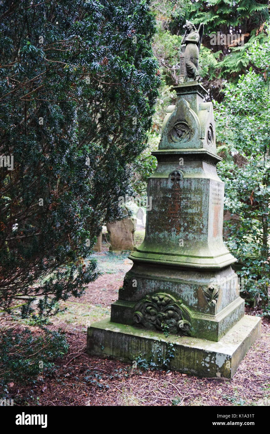 Trascurato il vecchio Weathered Vittoriano pietra britannici lapidi, lapidi e lapidi in un cimitero Sepoltura England Regno Unito Foto Stock