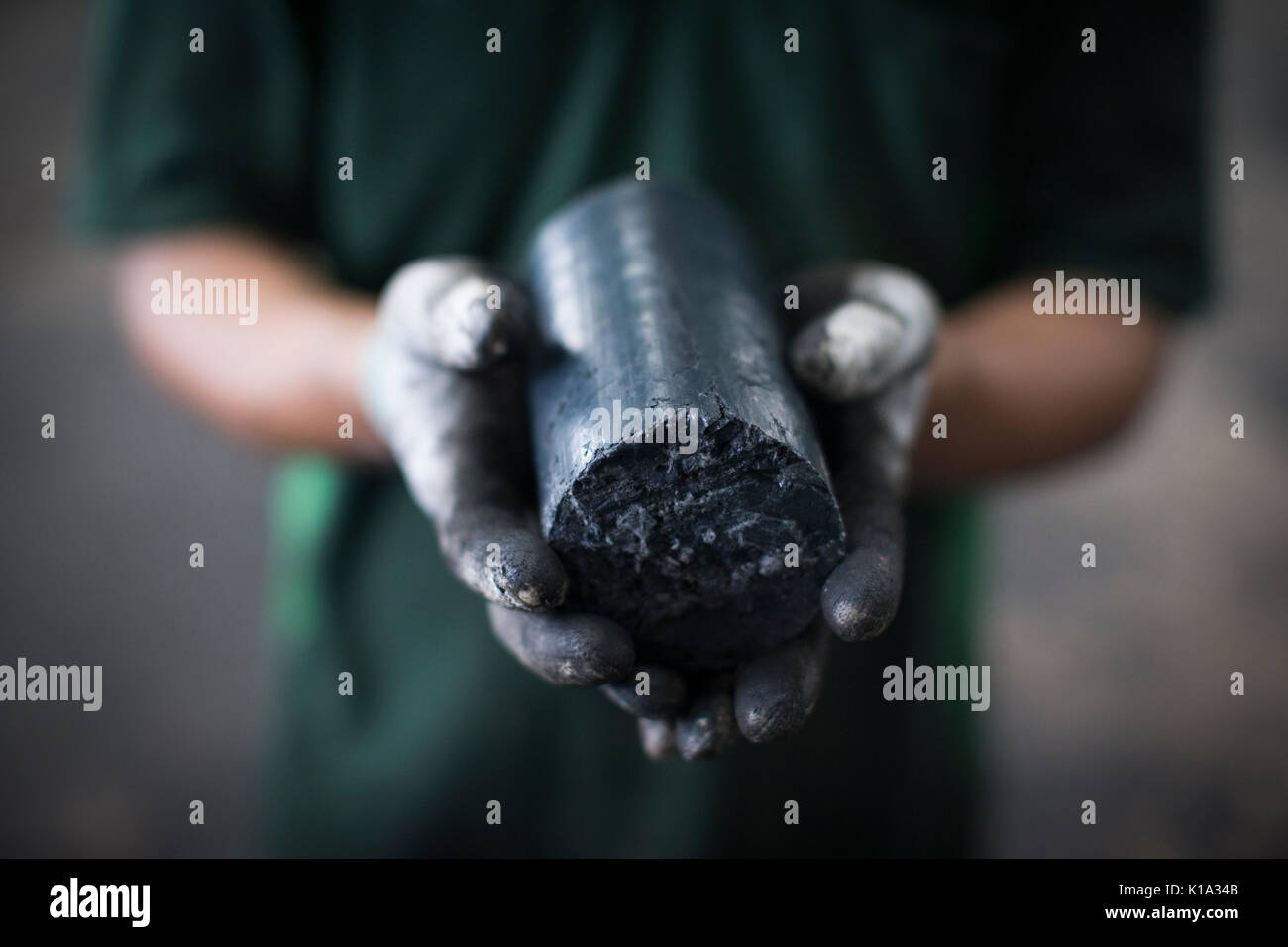 Un lavoratore può contenere una fonte di energia rinnovabile composto da materiali riciclati il sapone e lo shampoo. Esso è realizzato in una fabbrica al di fuori di Kuala Lumpur, Malesia. Foto Stock