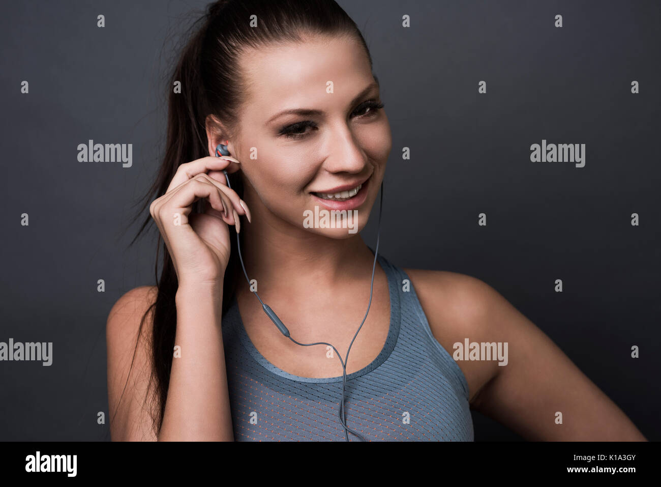 Close up della donna l'ascolto di musica Foto Stock