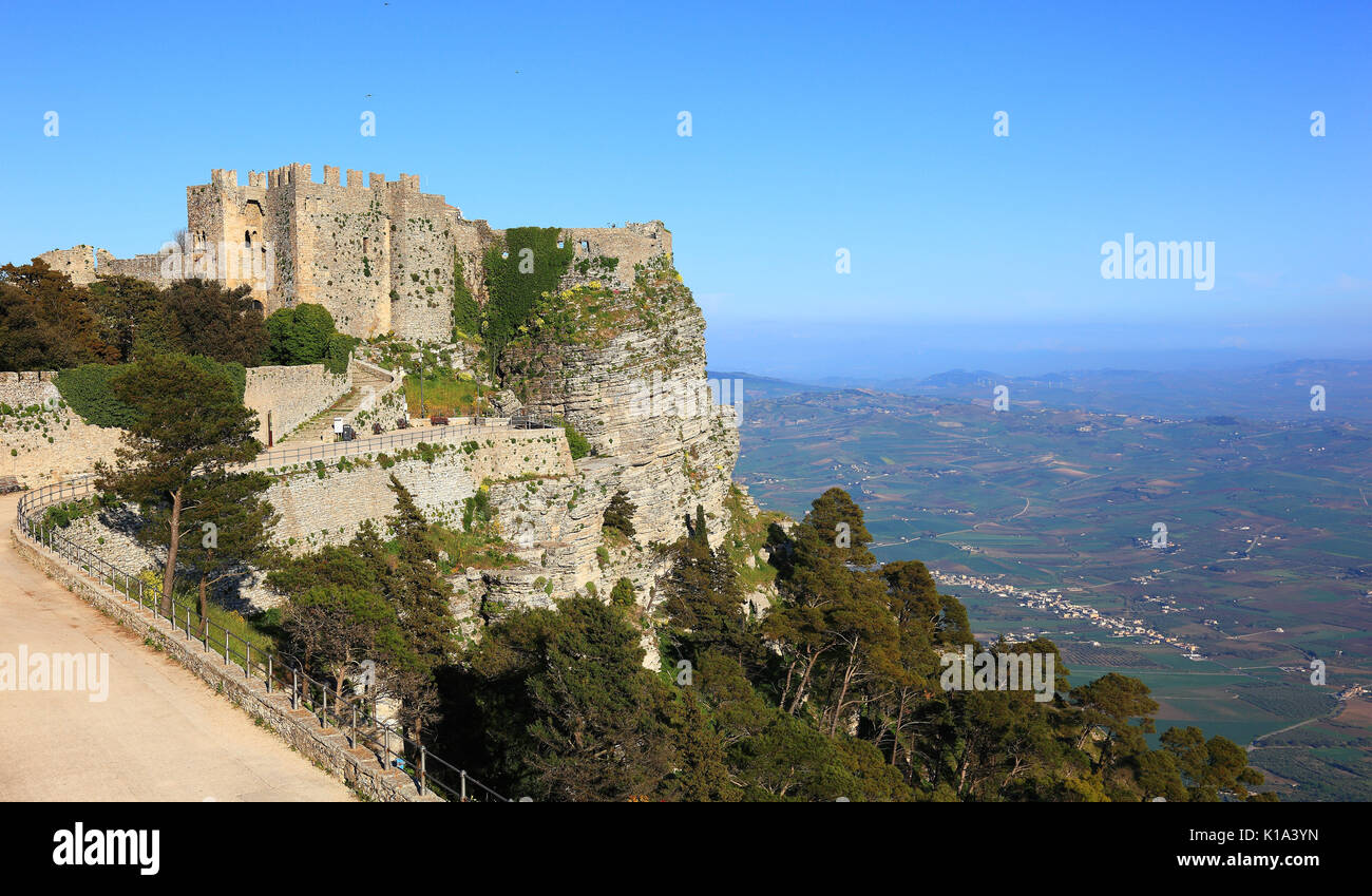 Sicilia, villaggio di Erice in provincia di Trapani, il castello normanno,  Castello di Venere Foto stock - Alamy